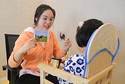 三歲寶寶說(shuō)話有點(diǎn)結(jié)巴怎么辦？