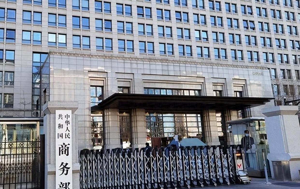 2025芯片大戰(zhàn)迎來分水嶺，中方警告全球“配合美國禁令就是違法”，美媒承認(rèn)中國超越時(shí)刻已到(圖1)