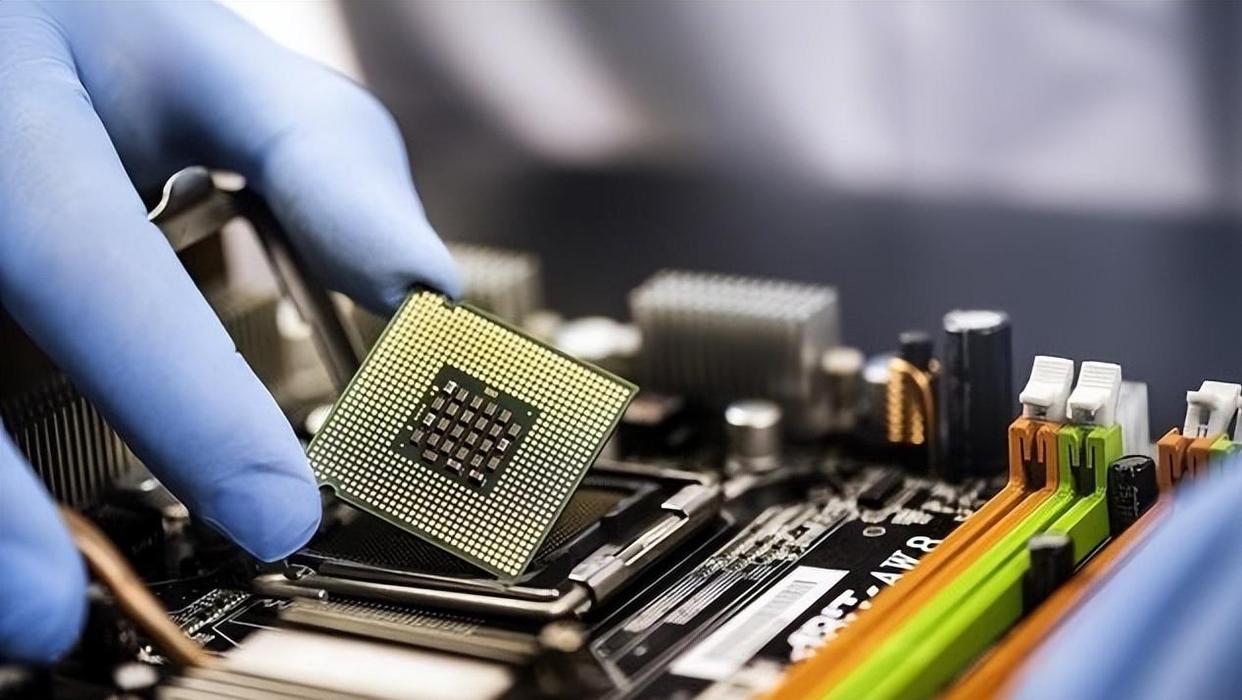 2025芯片大戰(zhàn)迎來分水嶺，中方警告全球“配合美國禁令就是違法”，美媒承認(rèn)中國超越時(shí)刻已到(圖4)