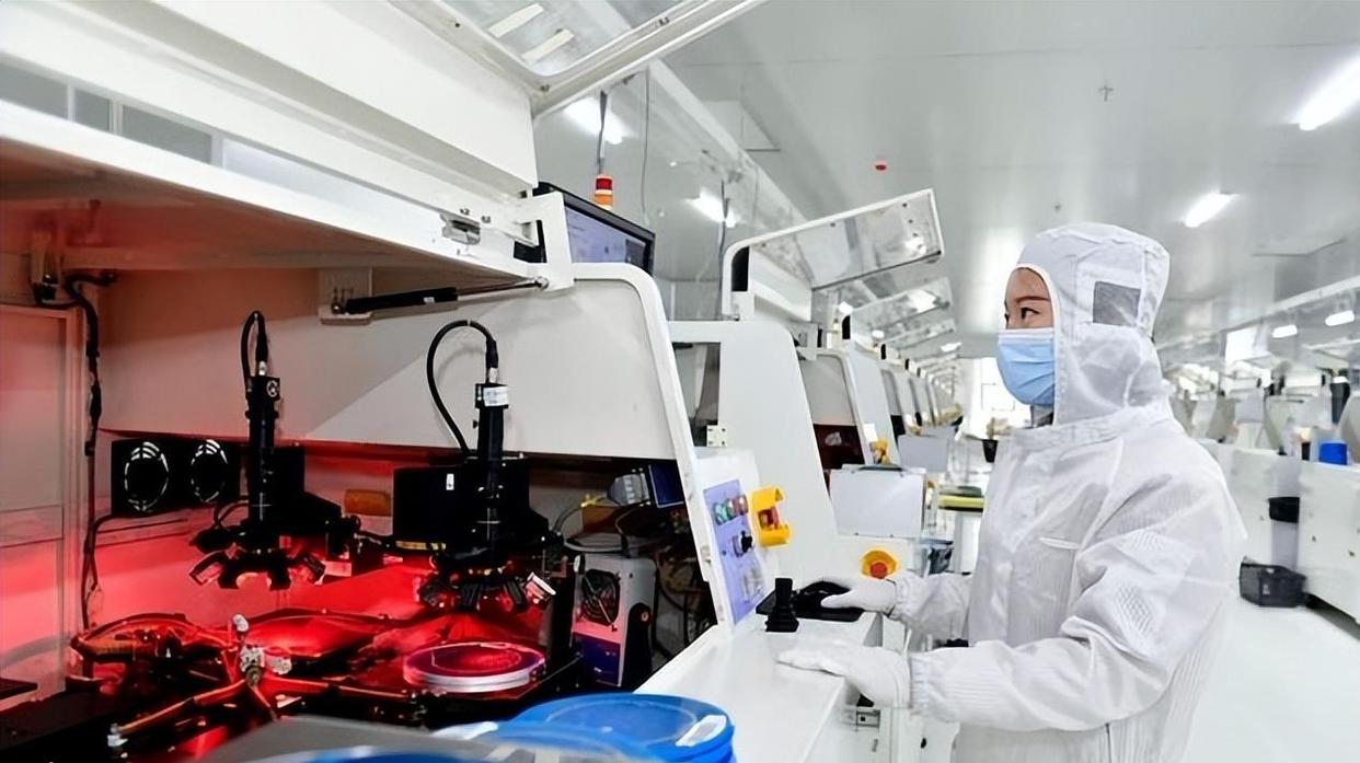 2025芯片大戰(zhàn)迎來分水嶺，中方警告全球“配合美國禁令就是違法”，美媒承認(rèn)中國超越時(shí)刻已到(圖8)