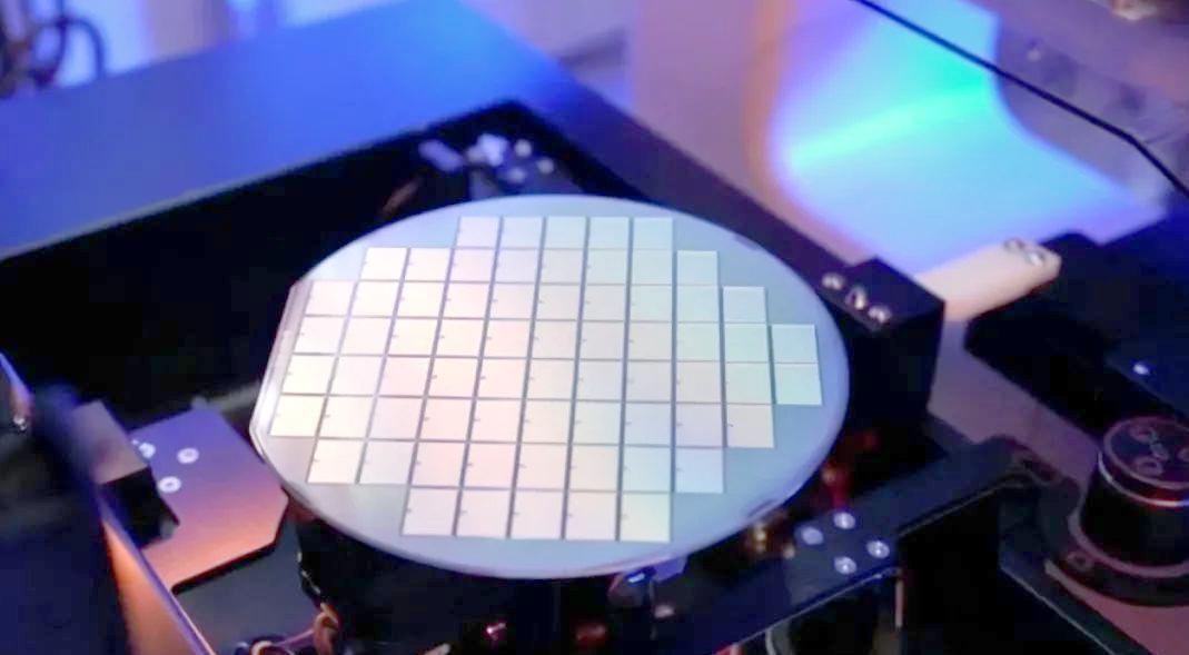 英媒直言：中國又迎來彎道超車，不靠光刻機(jī)也能解決芯片難題？(圖8)