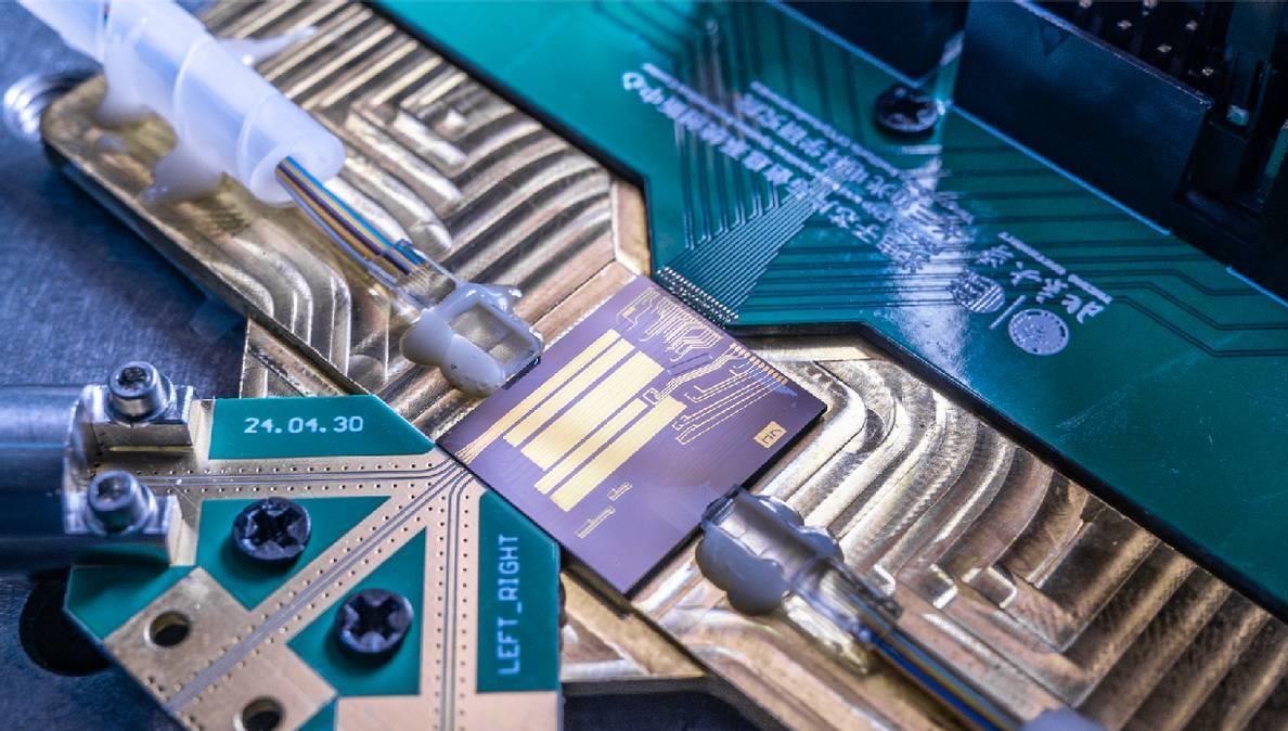 英媒直言：中國又迎來彎道超車，不靠光刻機(jī)也能解決芯片難題？(圖10)